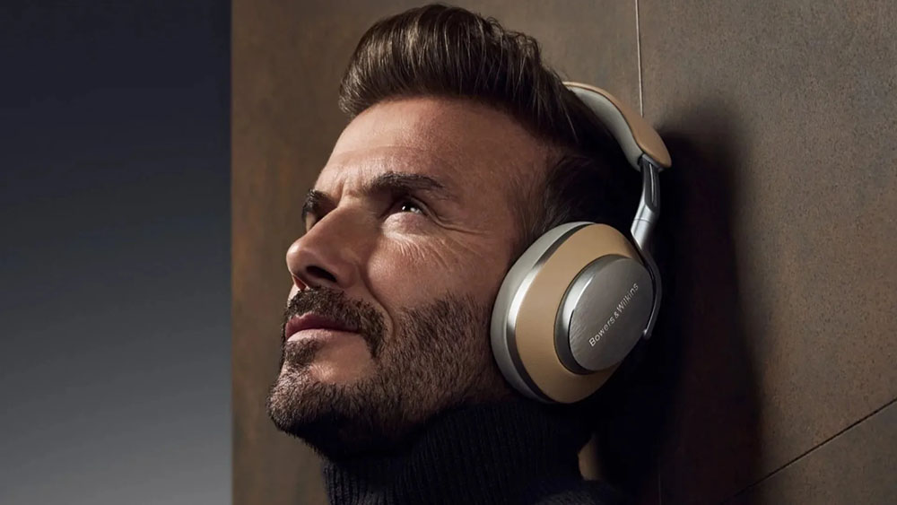 Chico con los Bowers & Wilkins Px8