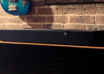 Klipsch Flexus Core 100 en una mesa