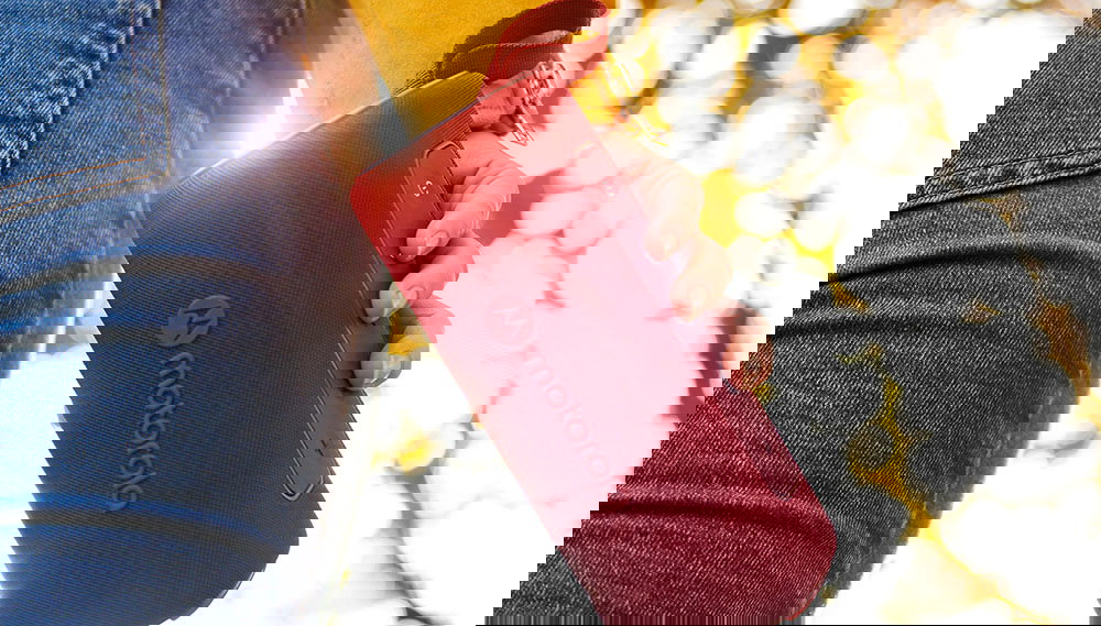 Altavoz Motorola ROKR 600 en una mano