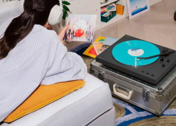 Chica con el Sony PS-LX3BT