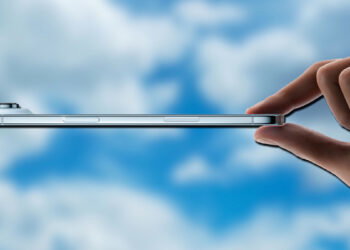 iPhone Air con fondo de cielo