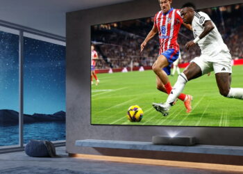 La magia de las pantallas UST: por qué sin ellas tu proyector no se va a ver como esperas