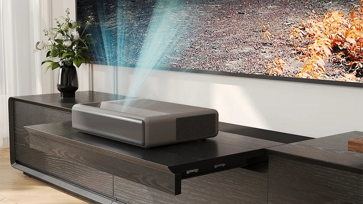 La magia de las pantallas UST: por qué sin ellas tu proyector no se va a ver como esperas