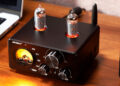 Amplificador AIYIMA TUBE T9 en una mesa