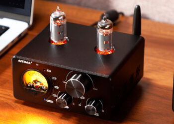 Amplificador AIYIMA TUBE T9 en una mesa