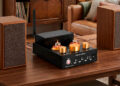 Douk Audio X1 en una mesa