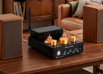 Douk Audio X1 en una mesa