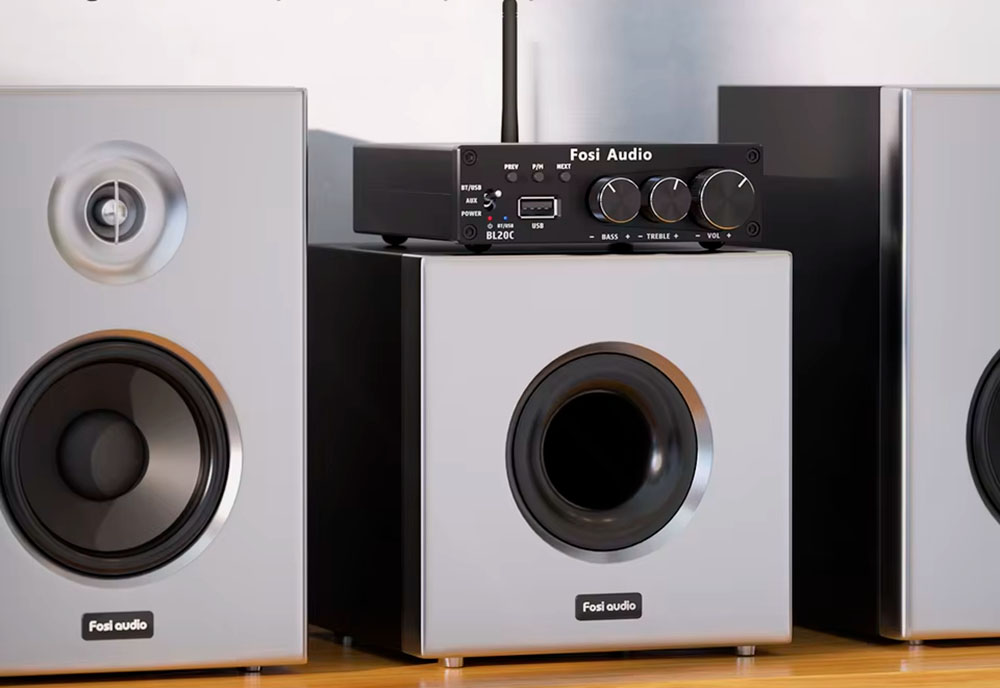Fosi Audio BL20C encima de unos altavoces
