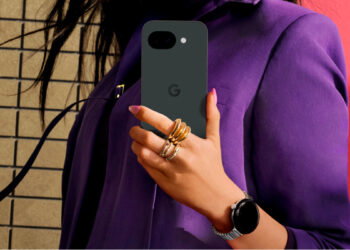 Chica utilizando el Pixel 10a