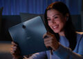 Chica con el OPPO Pad 3 Pro