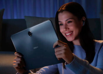 Chica con el OPPO Pad 3 Pro