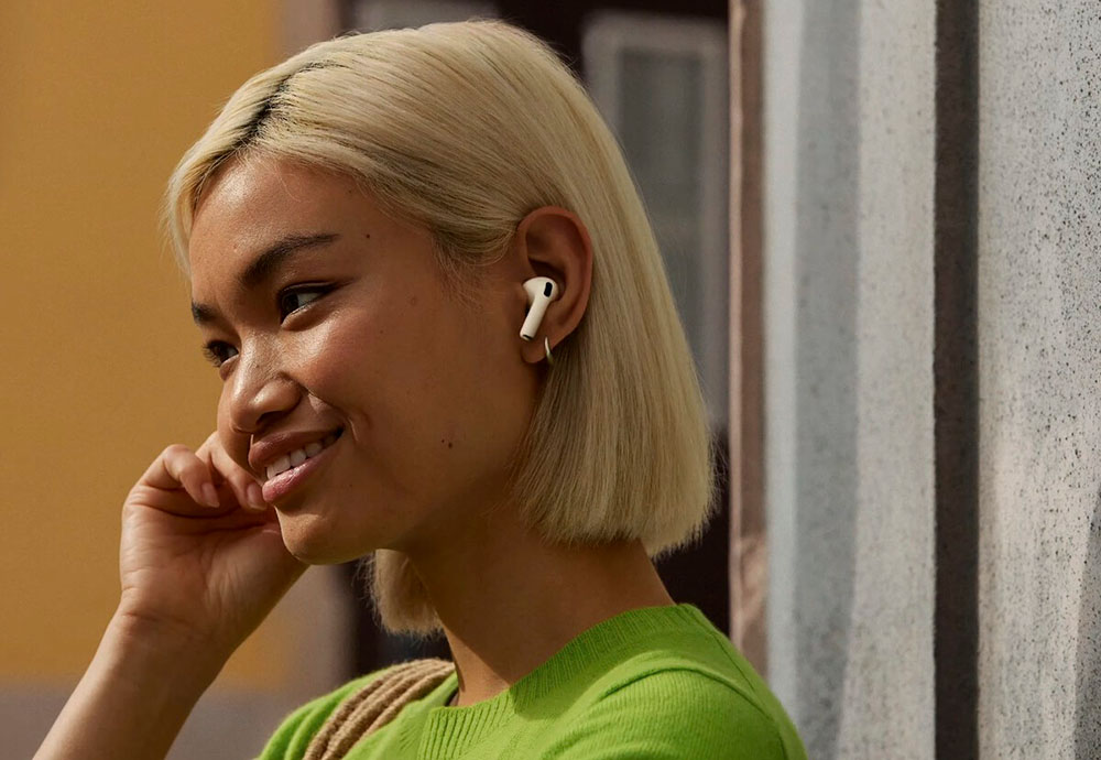 Chica utilizando los AirPods Pro 3