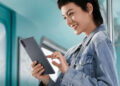 Chica utilizando el tablet Redmi Pad 2