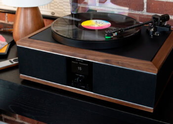 El Andover One MK2 es un tocadiscos, un sistema de altavoces y un amplificador de auriculares, todo en uno