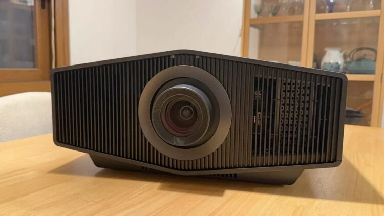 El cine en casa definitivo para ver fútbol existe: pantalla de 145 pulgadas, Dolby Atmos 9.4.4 y hasta un “modo fútbol”