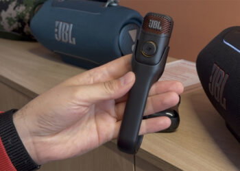 JBL presenta el EasySing Mic Mini, un llamativo micrófono de bolsillo para cantar y crear contenido, y los nuevos auriculares JBL Live