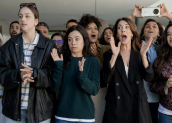 El mejor humor negro brilla en la nueva comedia española de moda que acaba de estrenar todos sus capítulos de golpe