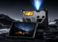 La tablet más absurda del año lleva un proyector Full HD integrado, batería gigante y hasta visión nocturna