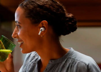 Chica utilizando los AirPods 4 de Apple