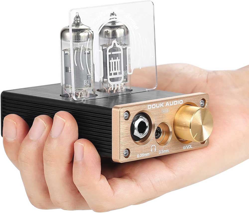 Amplificador Douk Audio U10 Mini en la mano