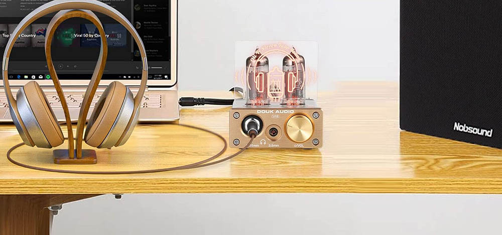 Douk Audio U10 Mini en una mesa