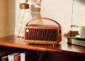 Altavoz Edifier MP330 en una mesa