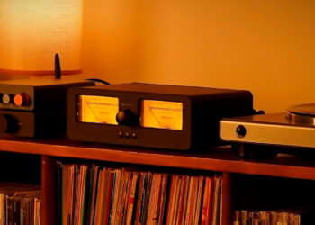 Fosi Audio LC30 VU en una mesa