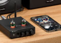 Fosi Audio T20X junto a un móvil