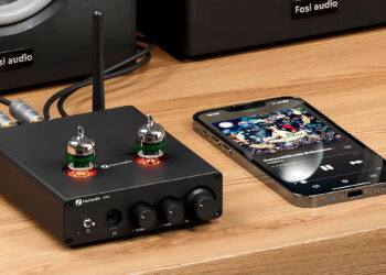 Fosi Audio T20X junto a un móvil