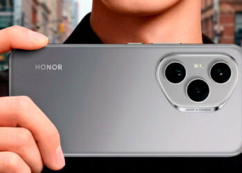 Chico con el HONOR 400 Pro
