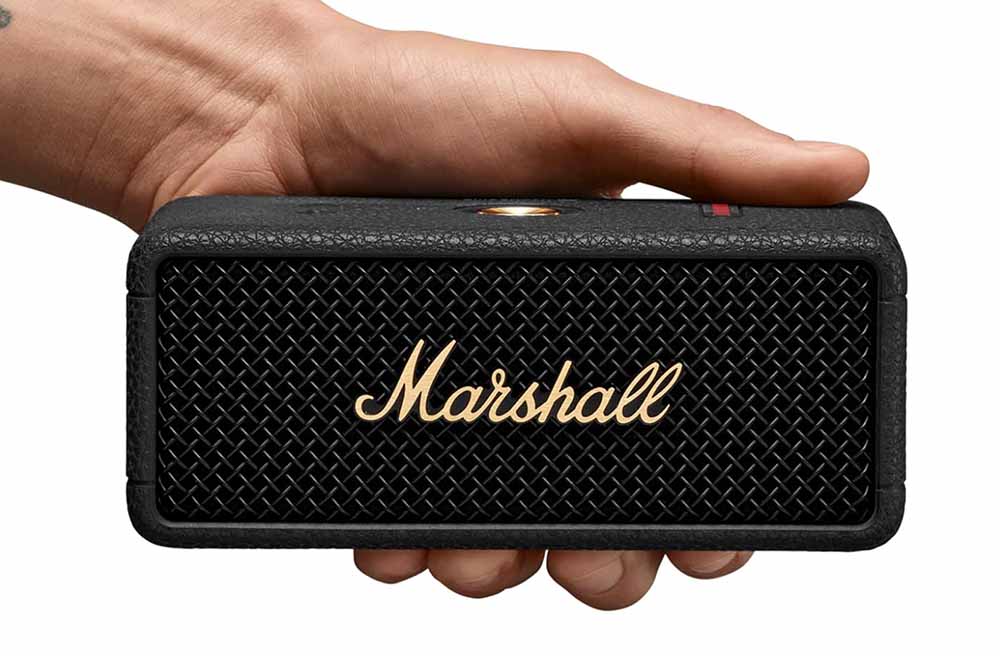 AltavozMarshall Emberton III sujetado con una mano