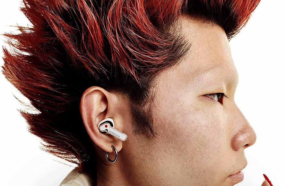 Chico con los auriculares Nothing Ear (a)