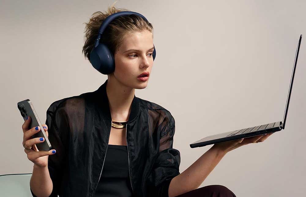 Chica con los Sony WH-1000XM6