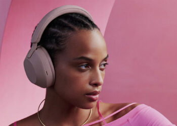 Chica con los auriculares Sony WH-1000XM5