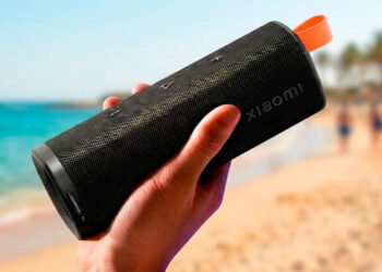 Altavoz Xiaomi Sound Outdoor con fondo de playa
