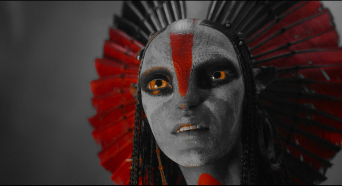 Detalle en alta resolución de la pintura corporal roja de Varang en Avatar: Fuego y ceniza
