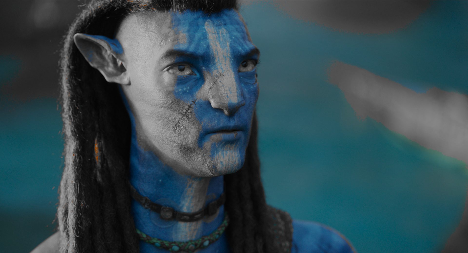 Plano de un personaje Na'vi en la edición Blu-ray 4K de Avatar: Fuego y ceniza destacando el espacio de color DCI-P3