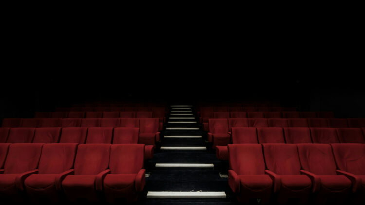 Cada vez vamos menos al cine, pero la taquilla aguanta: la sala se está convirtiendo en un plan premium