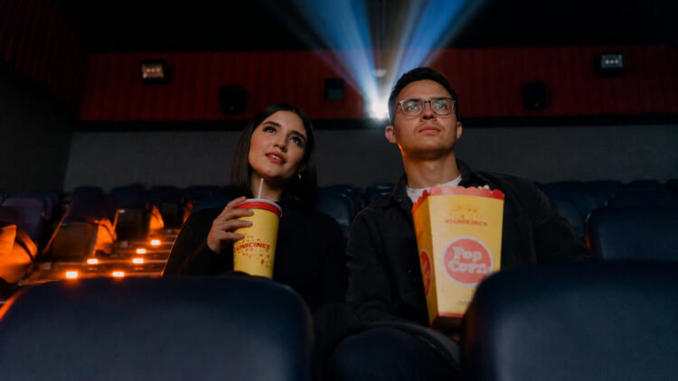 Cada vez vamos menos al cine, pero la taquilla aguanta: la sala se está convirtiendo en un plan premium