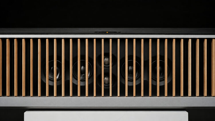 La barra de sonido más salvaje de Dynaudio ya no es un prototipo: 1.500 W, 24 altavoces y un precio de 13.000 euros