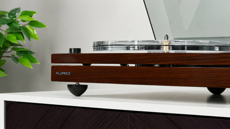 El tocadiscos que presume de no tener Bluetooth: Fluance lanza el RT87 para los que quieren vinilo de verdad