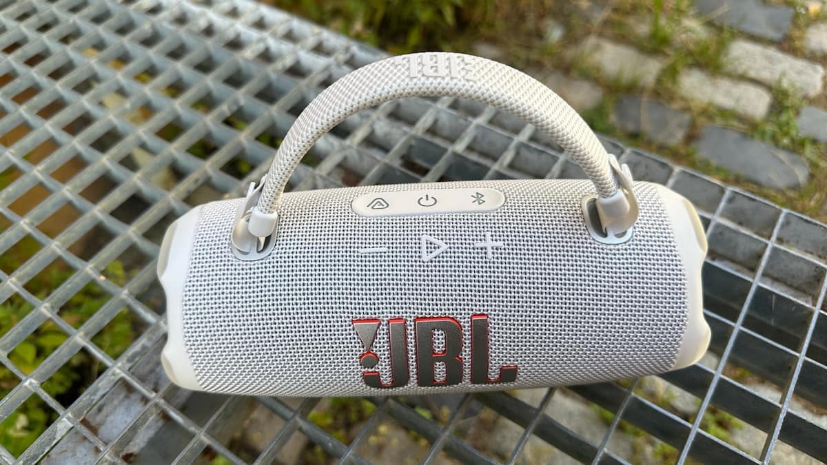 Estos altavoces JBL me encantan y son perfectos para este verano: portátiles, resistentes al agua y con batería para todo el día