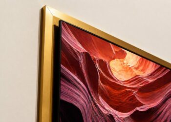 Samsung rectifica con la S99H QD-OLED: el polémico marco metálico se vestirá con nuevos colores