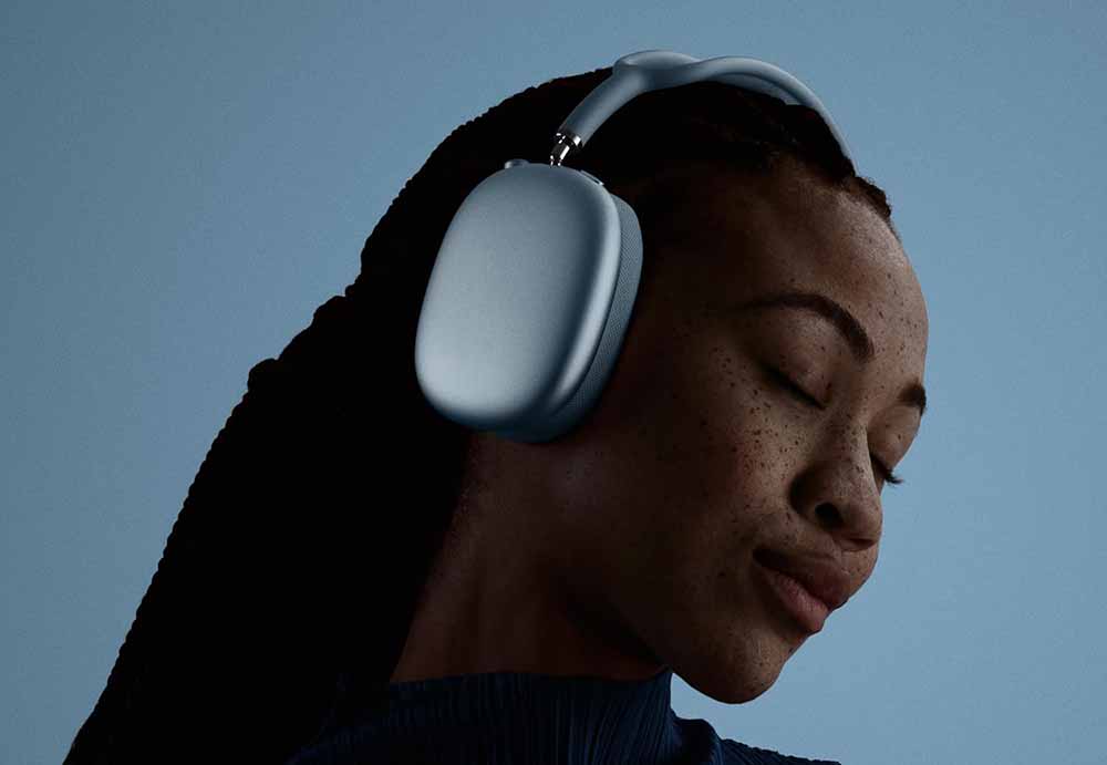 Chica con los Apple AirPods Max 2