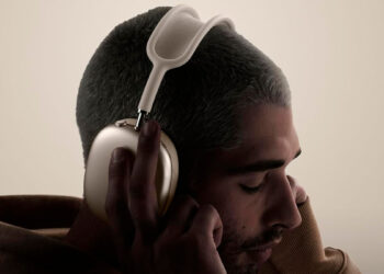 Chico con los Apple AirPods Max