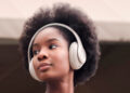 Chica utilizando los auriculares Beats Studio Pro