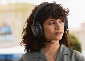 Chica utilizando los auriculares Bowers & Wilkins PX7 S2e