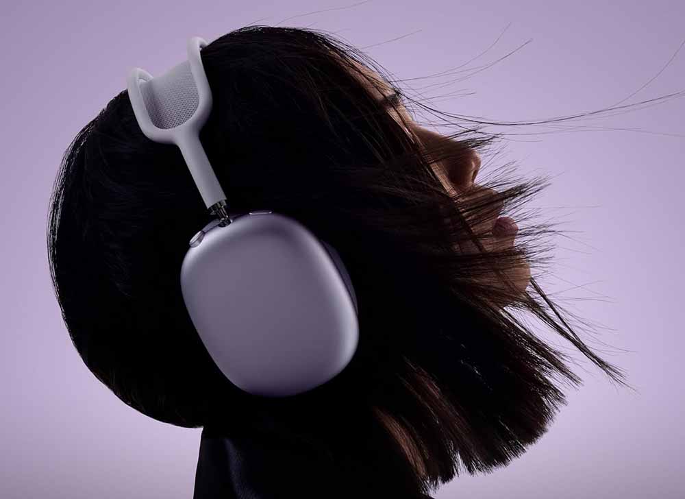 Chica con los Apple AirPods Max 2