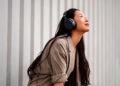 Chica con los Sennheiser MOMENTUM 4 Wireless
