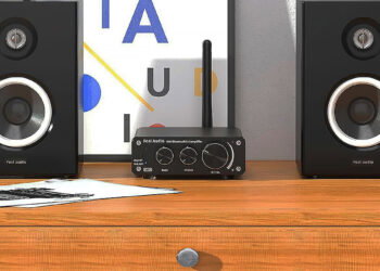 Fosi Audio BT10A en una mesa
